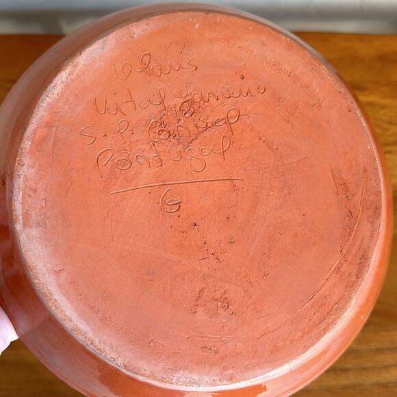 Handmade painted and carved terracotta bowl signed made in Portugal farmer scene - Picture 3 of 4